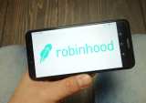 robinhood, stock trading, cash management service, bank charter, debit cards, FDIC, FinTechs, startups, news