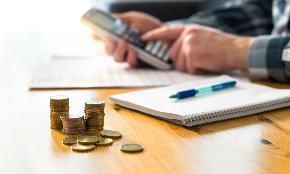 US Consumers’ Savings Dip from Pandemic-Era Highs