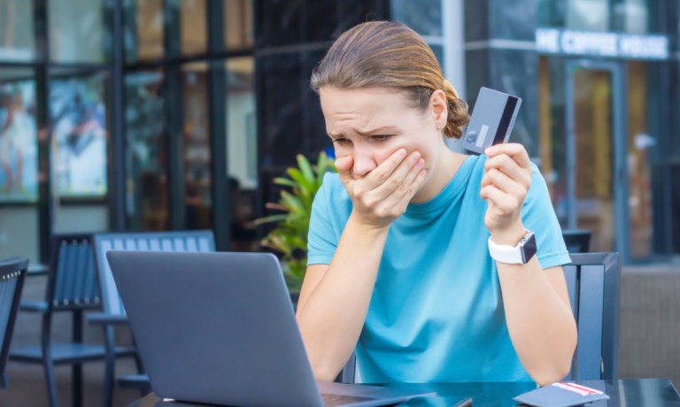 upset woman at laptop