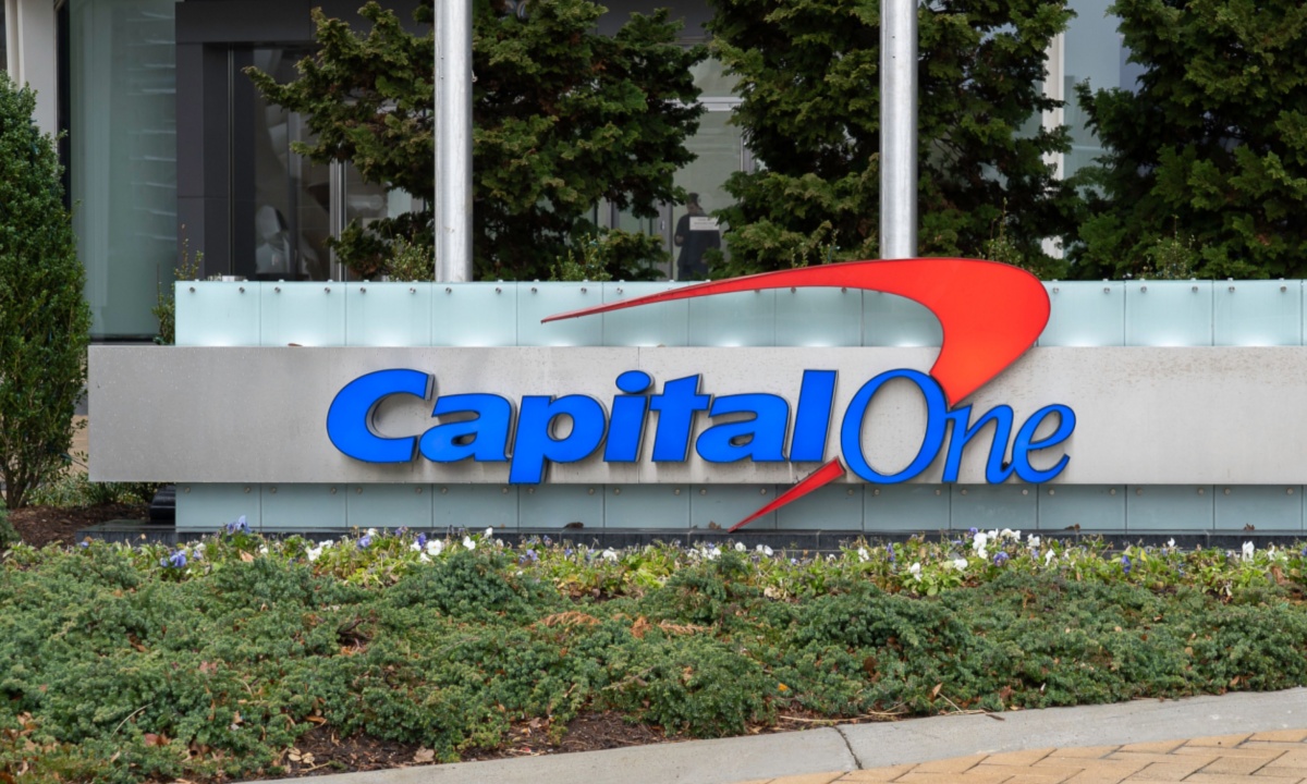 Capital One’s Profit Eroded by Walmart Deal Collapse, Discover Uncertainty
