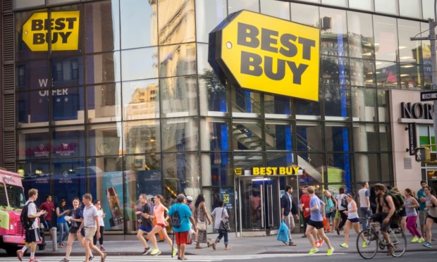 Best Buy Revenues Dip as Consumers Await ‘Deals and Sales’
