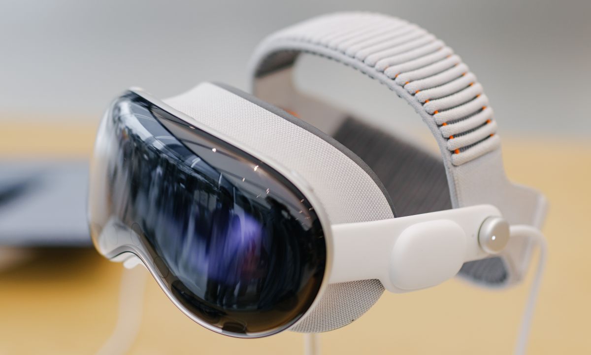 Apple Smart Glasses and Vision Pro Boss Leaving for OpenAI